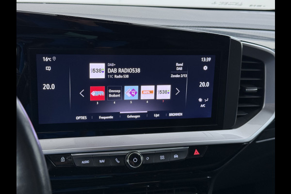 Opel Mokka-e Ultimate 50kWh Leer-Stoel+Massage Adap.Cruise Warmtepomp LED-Matrix Navi Ecc 360°CameraTwo-Tone Lak Apple Carplay Android Auto SOH 91% Keyless Stuur-Stoelverwarming Lmv 18" Lane Assist DAB+ Regen-Lichtsensor Zeer compleet! € 42.000 nieuw! Slechts 1498kg licht!!!