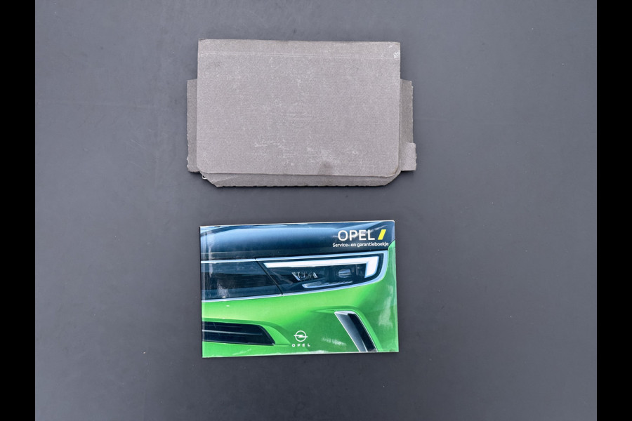 Opel Mokka-e Ultimate 50kWh Leer-Stoel+Massage Adap.Cruise Warmtepomp LED-Matrix Navi Ecc 360°CameraTwo-Tone Lak Apple Carplay Android Auto SOH 91% Keyless Stuur-Stoelverwarming Lmv 18" Lane Assist DAB+ Regen-Lichtsensor Zeer compleet! € 42.000 nieuw! Slechts 1498kg licht!!!