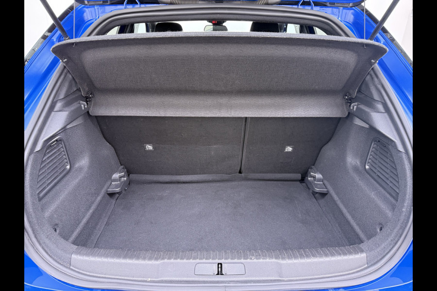 Opel Mokka-e Ultimate 50kWh Leer-Stoel+Massage Adap.Cruise Warmtepomp LED-Matrix Navi Ecc 360°CameraTwo-Tone Lak Apple Carplay Android Auto SOH 91% Keyless Stuur-Stoelverwarming Lmv 18" Lane Assist DAB+ Regen-Lichtsensor Zeer compleet! € 42.000 nieuw! Slechts 1498kg licht!!!