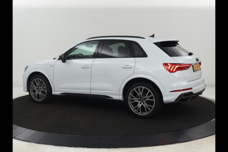 Audi Q3 45 TFSIe S edition | Leder | Stoelverwarming | Adaptive cruise | Camera | Carplay | Sfeerverlichting | Navigatie | Sonos 3D Sound | Climate control | Parkeerhulp | Full LED | S Line | PHEV | Plug In