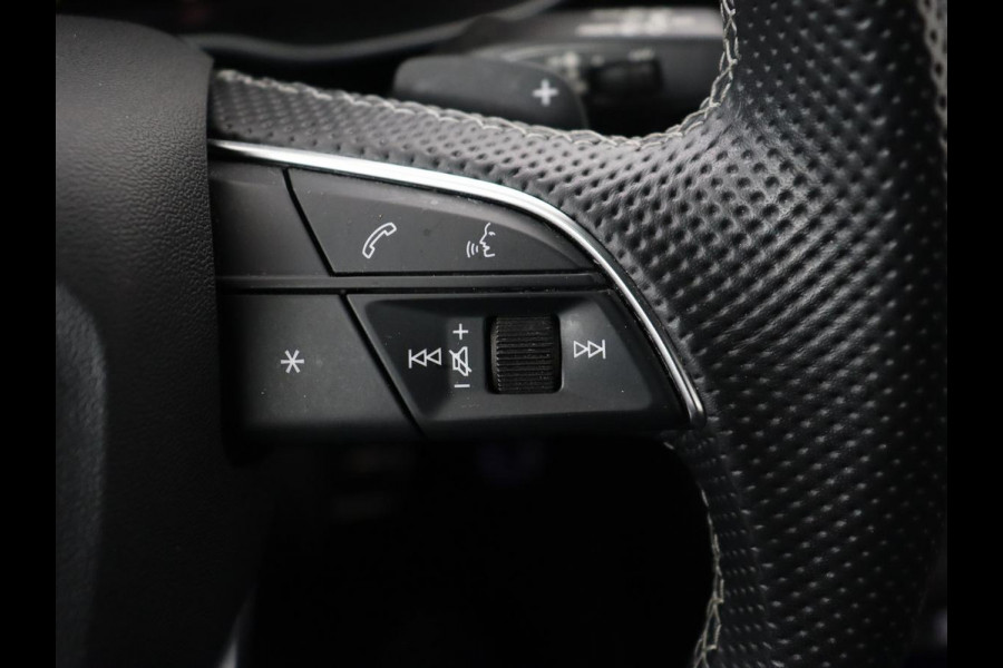 Audi Q3 45 TFSIe S edition | Leder | Stoelverwarming | Adaptive cruise | Camera | Carplay | Sfeerverlichting | Navigatie | Sonos 3D Sound | Climate control | Parkeerhulp | Full LED | S Line | PHEV | Plug In