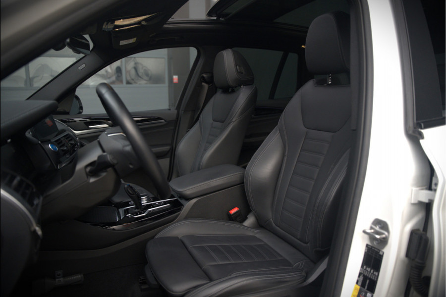 BMW iX3 High Executive 80 kWh | Panoramadak | Keyless | Stoelverwarming | Harman Kardon | Memory Seat | Head-Up Display | 360 Camera | Adaptief Onderstel | Trekhaak | Adaptive LED | Elektrische Stoelen | Apple Carplay | N