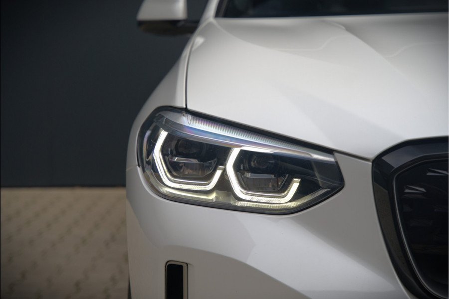 BMW iX3 High Executive 80 kWh | Panoramadak | Keyless | Stoelverwarming | Harman Kardon | Memory Seat | Head-Up Display | 360 Camera | Adaptief Onderstel | Trekhaak | Adaptive LED | Elektrische Stoelen | Apple Carplay | N