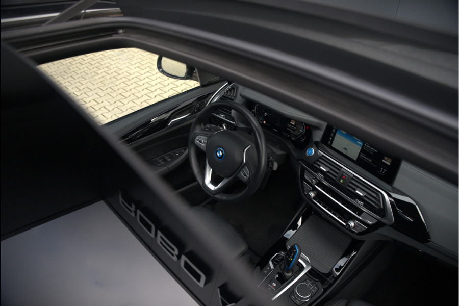 BMW iX3 High Executive 80 kWh | Panoramadak | Keyless | Stoelverwarming | Harman Kardon | Memory Seat | Head-Up Display | 360 Camera | Adaptief Onderstel | Trekhaak | Adaptive LED | Elektrische Stoelen | Apple Carplay | N