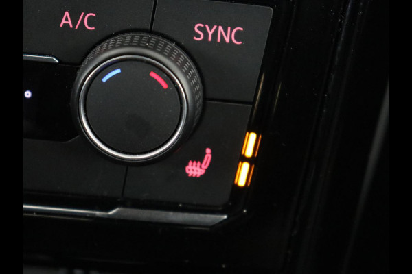 Volkswagen T-Cross 1.0 TSI R Line | Stoelverwarming | Keyless | Virtual Cockpit | Carplay | Trekhaak | Adaptive cruise | Park Assist | Full LED | Dodehoek detectie | Climate control