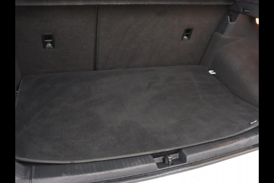 Volkswagen T-Cross 1.0 TSI R Line | Stoelverwarming | Keyless | Virtual Cockpit | Carplay | Trekhaak | Adaptive cruise | Park Assist | Full LED | Dodehoek detectie | Climate control