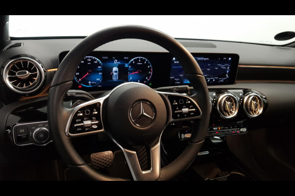 Mercedes-Benz A-Klasse 200 Automaat Progressive Premium Pack | Navigatie | Climate Control | Camera | Sfeerlichting | Parkeer sensoren | Stoelverwarming | Led | Cruise Control