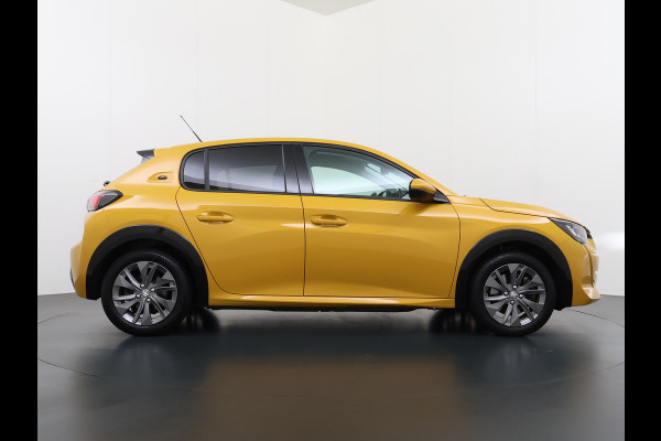 Peugeot e-208 EV 50kWh Navi 360°Camera Apple Carplay Android 1/2 Leer Ecc Cruise Control Allure SOH 90% Lmv 16" Led lane Assist DAB Bluetooth Regen-Lichtsensor Isofix Keyless 1e Eigenaar Origineel Nederlandse Auto