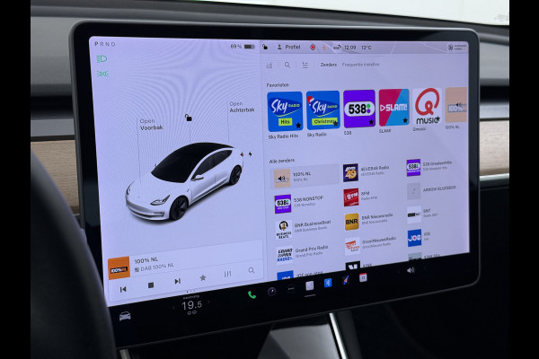 Tesla Model 3 SR Plus 325PK Lmv 18" AutoPilot FSD-3 Leder Pano-dak Adaptive-Cruise Camera's Elektr.-Stuur+Stoelen+Spiegels+Geheugen+Easy-Entry Navi LED Comfortstoelen ACC DAB Voorverwarmen interieur via App Keyless One-Pedal-Drive 1e Eigenaar Origineel Nederlandse Auto