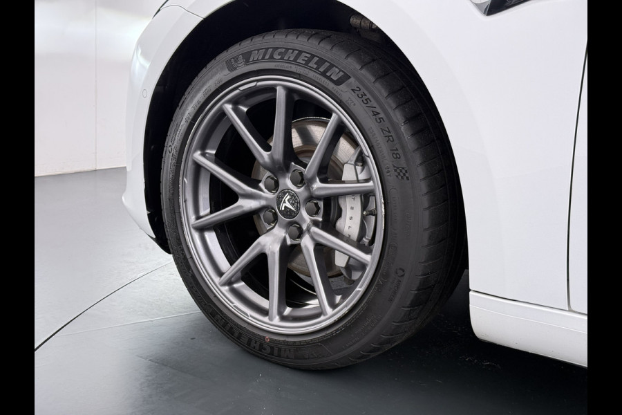 Tesla Model 3 SR Plus 325PK Lmv 18" AutoPilot FSD-3 Leder Pano-dak Adaptive-Cruise Camera's Elektr.-Stuur+Stoelen+Spiegels+Geheugen+Easy-Entry Navi LED Comfortstoelen ACC DAB Voorverwarmen interieur via App Keyless One-Pedal-Drive 1e Eigenaar Origineel Nederlandse Auto