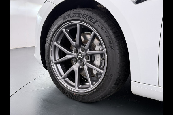 Tesla Model 3 SR Plus 325PK Lmv 18" AutoPilot FSD-3 Leder Pano-dak Adaptive-Cruise Camera's Elektr.-Stuur+Stoelen+Spiegels+Geheugen+Easy-Entry Navi LED Comfortstoelen ACC DAB Voorverwarmen interieur via App Keyless One-Pedal-Drive 1e Eigenaar Origineel Nederlandse Auto