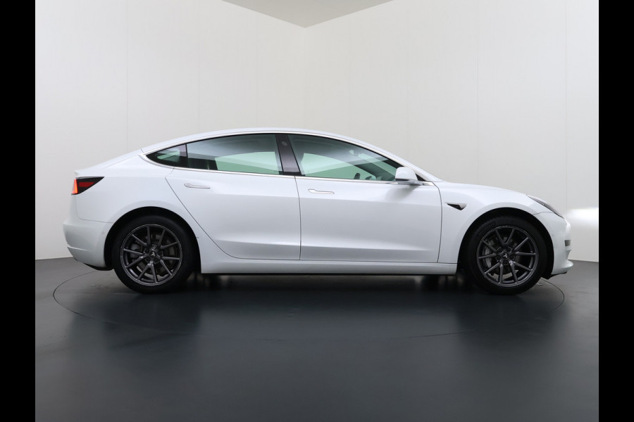 Tesla Model 3 SR Plus 325PK Lmv 18" AutoPilot FSD-3 Leder Pano-dak Adaptive-Cruise Camera's Elektr.-Stuur+Stoelen+Spiegels+Geheugen+Easy-Entry Navi LED Comfortstoelen ACC DAB Voorverwarmen interieur via App Keyless One-Pedal-Drive 1e Eigenaar Origineel Nederlandse Auto