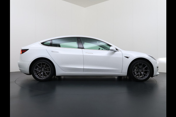 Tesla Model 3 SR Plus 325PK Lmv 18" AutoPilot FSD-3 Leder Pano-dak Adaptive-Cruise Camera's Elektr.-Stuur+Stoelen+Spiegels+Geheugen+Easy-Entry Navi LED Comfortstoelen ACC DAB Voorverwarmen interieur via App Keyless One-Pedal-Drive 1e Eigenaar Origineel Nederlandse Auto