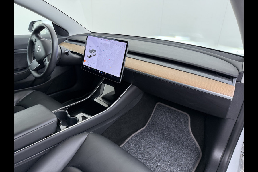 Tesla Model 3 SR Plus 325PK Lmv 18" AutoPilot FSD-3 Leder Pano-dak Adaptive-Cruise Camera's Elektr.-Stuur+Stoelen+Spiegels+Geheugen+Easy-Entry Navi LED Comfortstoelen ACC DAB Voorverwarmen interieur via App Keyless One-Pedal-Drive 1e Eigenaar Origineel Nederlandse Auto