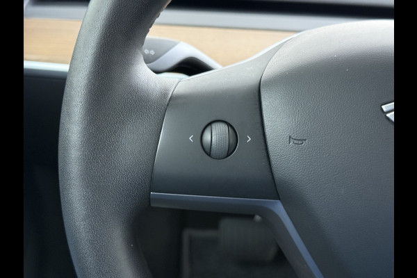 Tesla Model 3 SR Plus 325PK Lmv 18" AutoPilot FSD-3 Leder Pano-dak Adaptive-Cruise Camera's Elektr.-Stuur+Stoelen+Spiegels+Geheugen+Easy-Entry Navi LED Comfortstoelen ACC DAB Voorverwarmen interieur via App Keyless One-Pedal-Drive 1e Eigenaar Origineel Nederlandse Auto