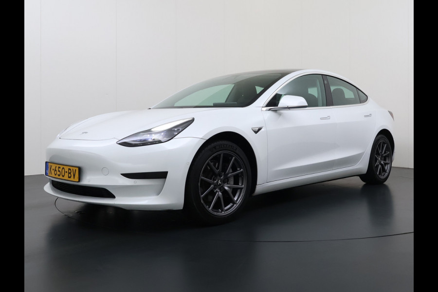 Tesla Model 3 SR Plus 325PK Lmv 18" AutoPilot FSD-3 Leder Pano-dak Adaptive-Cruise Camera's Elektr.-Stuur+Stoelen+Spiegels+Geheugen+Easy-Entry Navi LED Comfortstoelen ACC DAB Voorverwarmen interieur via App Keyless One-Pedal-Drive 1e Eigenaar Origineel Nederlandse Auto
