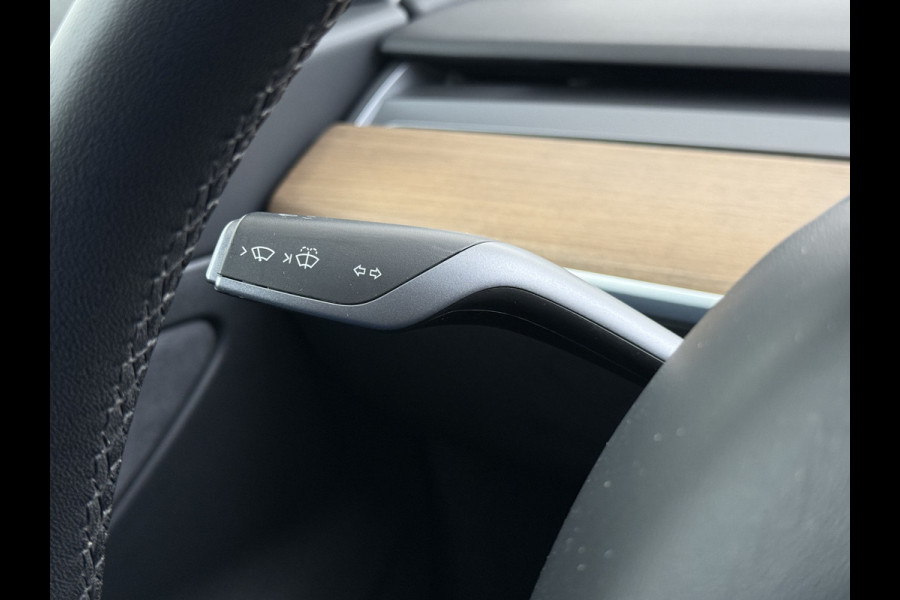 Tesla Model 3 SR Plus 325PK Lmv 18" AutoPilot FSD-3 Leder Pano-dak Adaptive-Cruise Camera's Elektr.-Stuur+Stoelen+Spiegels+Geheugen+Easy-Entry Navi LED Comfortstoelen ACC DAB Voorverwarmen interieur via App Keyless One-Pedal-Drive 1e Eigenaar Origineel Nederlandse Auto
