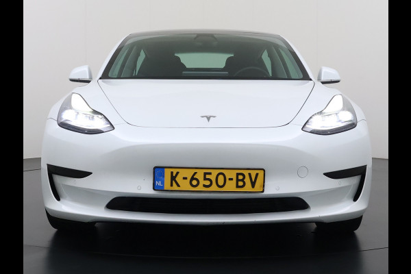 Tesla Model 3 SR Plus 325PK Lmv 18" AutoPilot FSD-3 Leder Pano-dak Adaptive-Cruise Camera's Elektr.-Stuur+Stoelen+Spiegels+Geheugen+Easy-Entry Navi LED Comfortstoelen ACC DAB Voorverwarmen interieur via App Keyless One-Pedal-Drive 1e Eigenaar Origineel Nederlandse Auto
