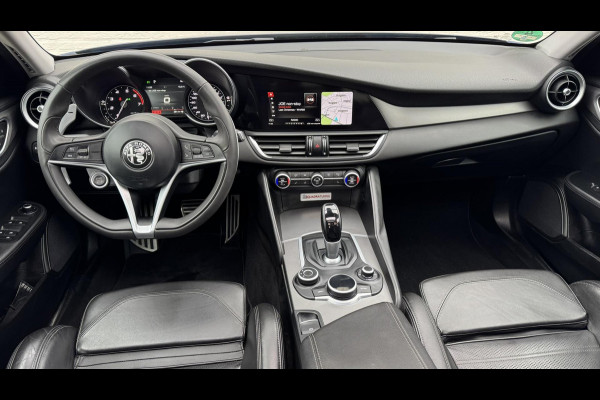 Alfa Romeo Giulia 2.0T Super Squadra Tuning 300+ PK Cruise Climate Leer Stoel- stuurverwarming Apple / Android Navi Camera Pano