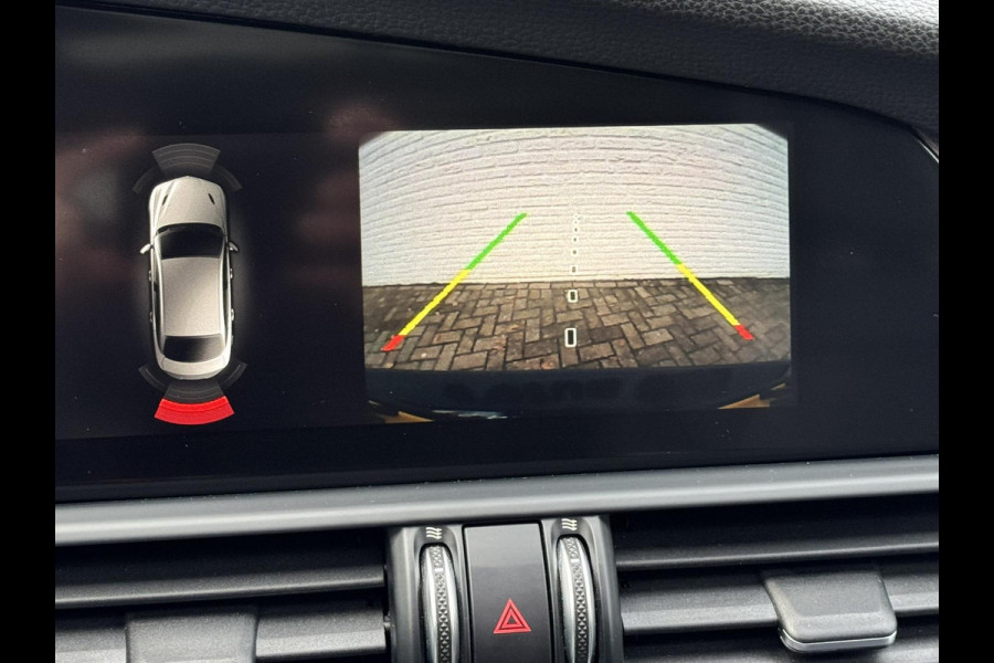 Alfa Romeo Giulia 2.0T Super Squadra Tuning 300+ PK Cruise Climate Leer Stoel- stuurverwarming Apple / Android Navi Camera Pano