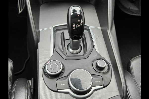 Alfa Romeo Giulia 2.0T Super Squadra Tuning 300+ PK Cruise Climate Leer Stoel- stuurverwarming Apple / Android Navi Camera Pano