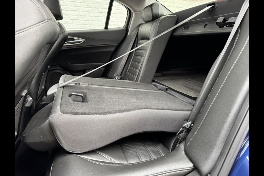 Alfa Romeo Giulia 2.0T Super Squadra Tuning 300+ PK Cruise Climate Leer Stoel- stuurverwarming Apple / Android Navi Camera Pano