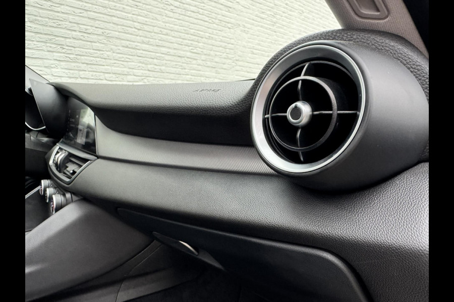 Alfa Romeo Giulia 2.0T Super Squadra Tuning 300+ PK Cruise Climate Leer Stoel- stuurverwarming Apple / Android Navi Camera Pano