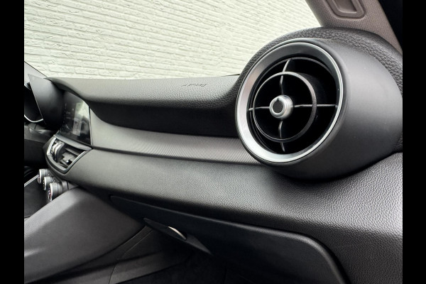 Alfa Romeo Giulia 2.0T Super Squadra Tuning 300+ PK Cruise Climate Leer Stoel- stuurverwarming Apple / Android Navi Camera Pano