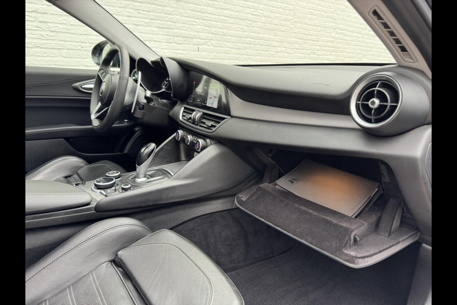 Alfa Romeo Giulia 2.0T Super Squadra Tuning 300+ PK Cruise Climate Leer Stoel- stuurverwarming Apple / Android Navi Camera Pano