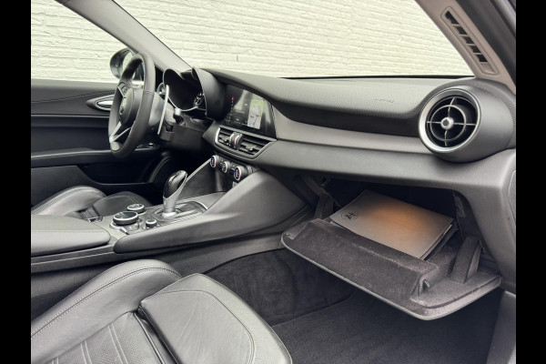 Alfa Romeo Giulia 2.0T Super Squadra Tuning 300+ PK Cruise Climate Leer Stoel- stuurverwarming Apple / Android Navi Camera Pano