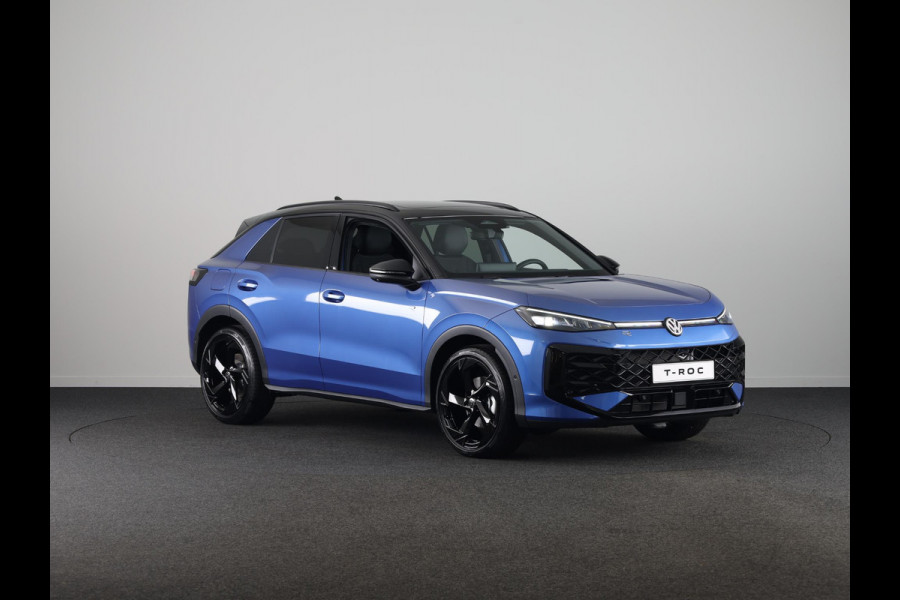 Volkswagen T-Roc R-Line First Edition 1.5 eTSI 110 kW / 150 PK SUV | Panoramaschuif-kanteldak | Assistance Pakket | Trekhaak | Black Style Pakket | Koplampverlichting matrix-led (IQ.LIGHT) | Elek. achterklep | Zwart dak