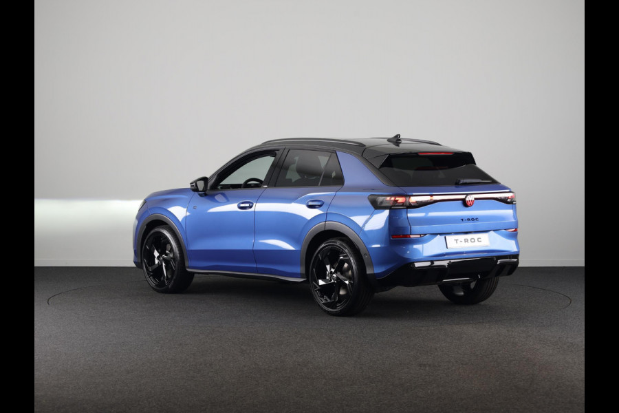 Volkswagen T-Roc R-Line First Edition 1.5 eTSI 110 kW / 150 PK SUV | Panoramaschuif-kanteldak | Assistance Pakket | Trekhaak | Black Style Pakket | Koplampverlichting matrix-led (IQ.LIGHT) | Elek. achterklep | Zwart dak
