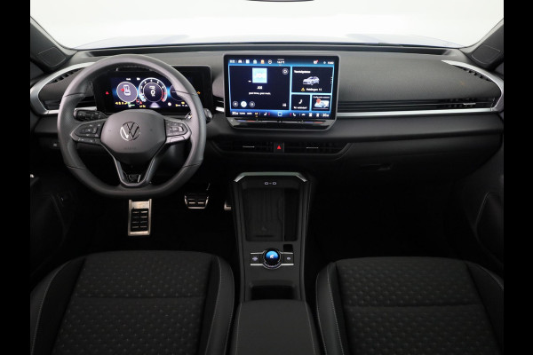 Volkswagen T-Roc R-Line First Edition 1.5 eTSI 110 kW / 150 PK SUV | Panoramaschuif-kanteldak | Assistance Pakket | Trekhaak | Black Style Pakket | Koplampverlichting matrix-led (IQ.LIGHT) | Elek. achterklep | Zwart dak