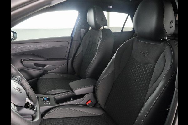 Volkswagen T-Roc R-Line First Edition 1.5 eTSI 110 kW / 150 PK SUV | Panoramaschuif-kanteldak | Assistance Pakket | Trekhaak | Black Style Pakket | Koplampverlichting matrix-led (IQ.LIGHT) | Elek. achterklep | Zwart dak