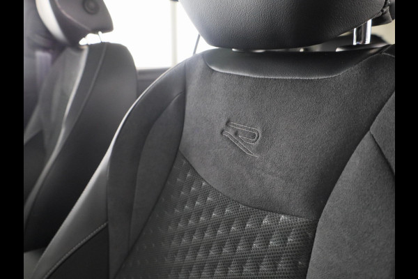 Volkswagen T-Roc R-Line First Edition 1.5 eTSI 110 kW / 150 PK SUV | Panoramaschuif-kanteldak | Assistance Pakket | Trekhaak | Black Style Pakket | Koplampverlichting matrix-led (IQ.LIGHT) | Elek. achterklep | Zwart dak