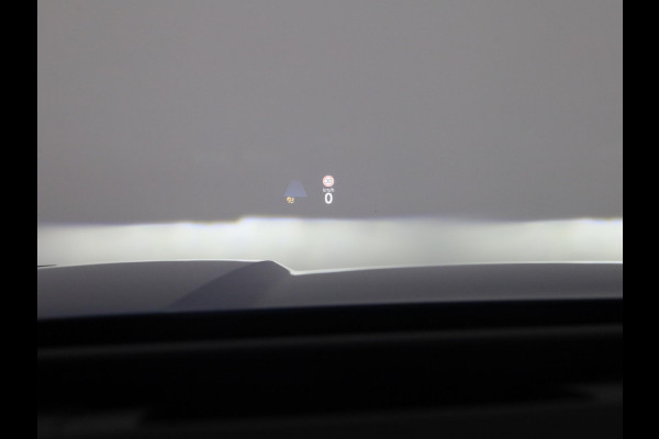 Volkswagen T-Roc R-Line First Edition 1.5 eTSI 110 kW / 150 PK SUV | Panoramaschuif-kanteldak | Assistance Pakket | Trekhaak | Black Style Pakket | Koplampverlichting matrix-led (IQ.LIGHT) | Elek. achterklep | Zwart dak