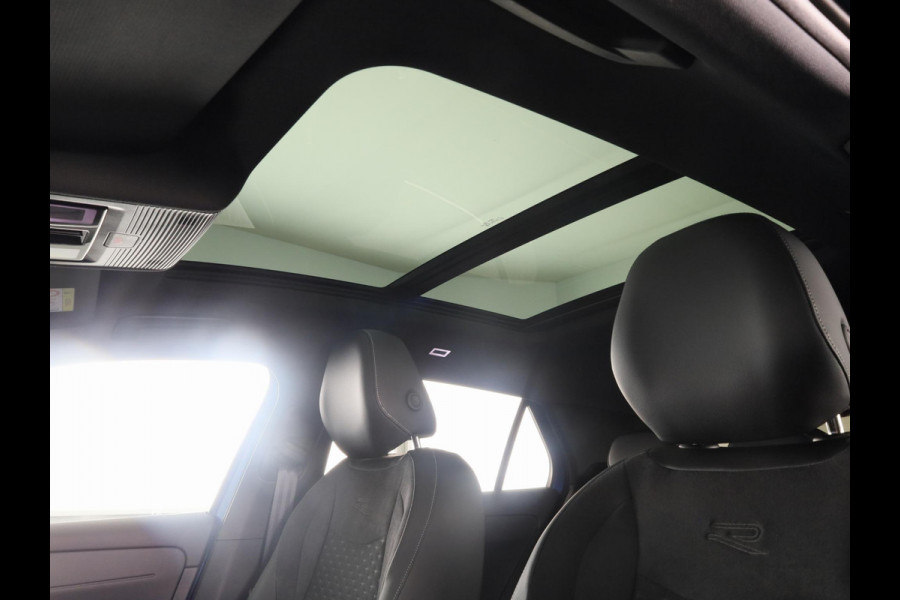 Volkswagen T-Roc R-Line First Edition 1.5 eTSI 110 kW / 150 PK SUV | Panoramaschuif-kanteldak | Assistance Pakket | Trekhaak | Black Style Pakket | Koplampverlichting matrix-led (IQ.LIGHT) | Elek. achterklep | Zwart dak