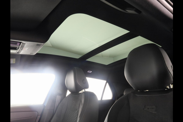 Volkswagen T-Roc R-Line First Edition 1.5 eTSI 110 kW / 150 PK SUV | Panoramaschuif-kanteldak | Assistance Pakket | Trekhaak | Black Style Pakket | Koplampverlichting matrix-led (IQ.LIGHT) | Elek. achterklep | Zwart dak