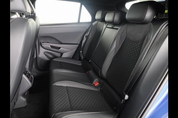 Volkswagen T-Roc R-Line First Edition 1.5 eTSI 110 kW / 150 PK SUV | Panoramaschuif-kanteldak | Assistance Pakket | Trekhaak | Black Style Pakket | Koplampverlichting matrix-led (IQ.LIGHT) | Elek. achterklep | Zwart dak