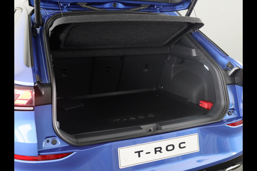 Volkswagen T-Roc R-Line First Edition 1.5 eTSI 110 kW / 150 PK SUV | Panoramaschuif-kanteldak | Assistance Pakket | Trekhaak | Black Style Pakket | Koplampverlichting matrix-led (IQ.LIGHT) | Elek. achterklep | Zwart dak