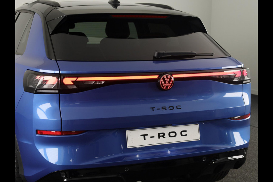 Volkswagen T-Roc R-Line First Edition 1.5 eTSI 110 kW / 150 PK SUV | Panoramaschuif-kanteldak | Assistance Pakket | Trekhaak | Black Style Pakket | Koplampverlichting matrix-led (IQ.LIGHT) | Elek. achterklep | Zwart dak