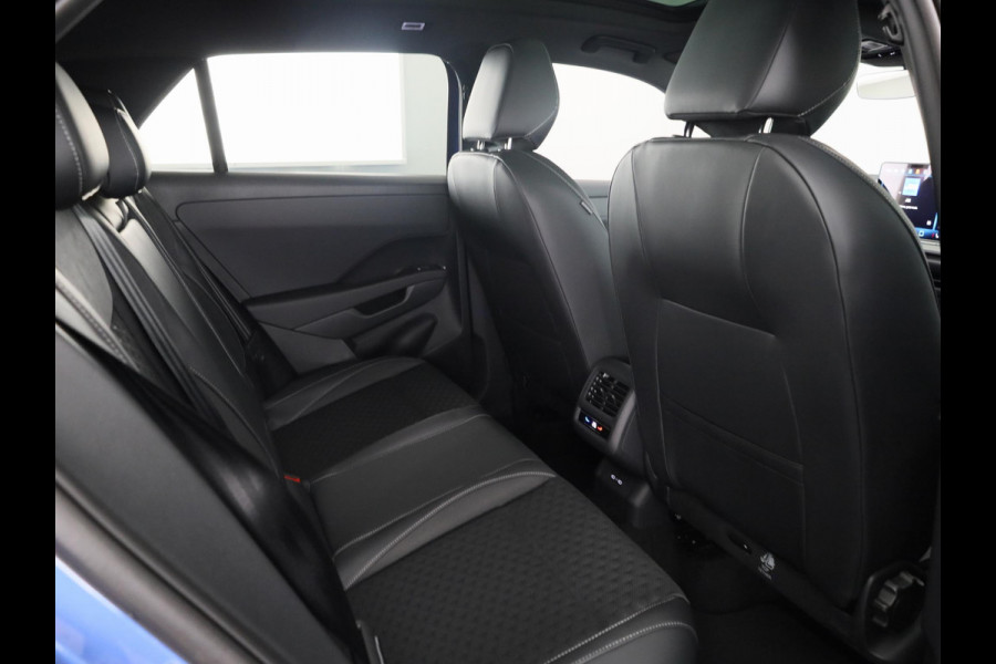 Volkswagen T-Roc R-Line First Edition 1.5 eTSI 110 kW / 150 PK SUV | Panoramaschuif-kanteldak | Assistance Pakket | Trekhaak | Black Style Pakket | Koplampverlichting matrix-led (IQ.LIGHT) | Elek. achterklep | Zwart dak