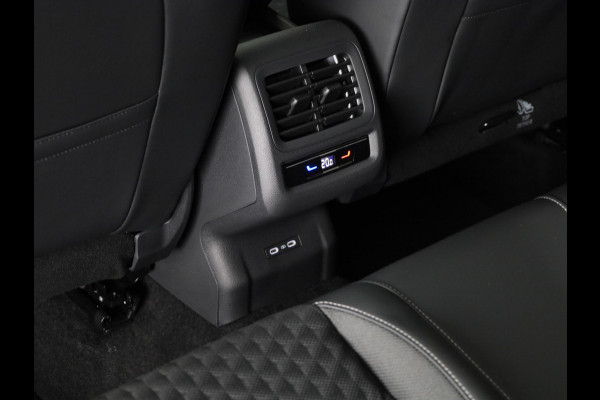 Volkswagen T-Roc R-Line First Edition 1.5 eTSI 110 kW / 150 PK SUV | Panoramaschuif-kanteldak | Assistance Pakket | Trekhaak | Black Style Pakket | Koplampverlichting matrix-led (IQ.LIGHT) | Elek. achterklep | Zwart dak