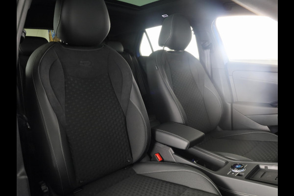Volkswagen T-Roc R-Line First Edition 1.5 eTSI 110 kW / 150 PK SUV | Panoramaschuif-kanteldak | Assistance Pakket | Trekhaak | Black Style Pakket | Koplampverlichting matrix-led (IQ.LIGHT) | Elek. achterklep | Zwart dak