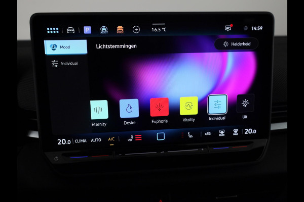 Volkswagen T-Roc R-Line First Edition 1.5 eTSI 110 kW / 150 PK SUV | Panoramaschuif-kanteldak | Assistance Pakket | Trekhaak | Black Style Pakket | Koplampverlichting matrix-led (IQ.LIGHT) | Elek. achterklep | Zwart dak