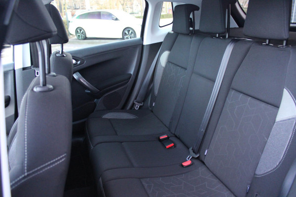 Peugeot 2008 1.2 110PK AUTOMAAT BLUE LION | TREKHAAK | NAVIGATIE | APPLE CARPLAY/ANDROID AUTO | DAB+ | ACHTERUITRIJ CAMERA | PANORAMA DAK | CRUISE | AIRCO |