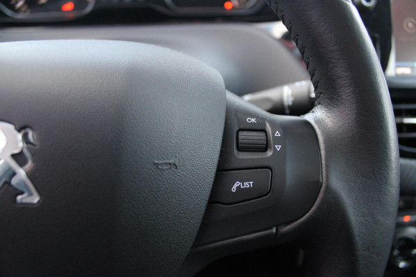 Peugeot 2008 1.2 110PK AUTOMAAT BLUE LION | TREKHAAK | NAVIGATIE | APPLE CARPLAY/ANDROID AUTO | DAB+ | ACHTERUITRIJ CAMERA | PANORAMA DAK | CRUISE | AIRCO |