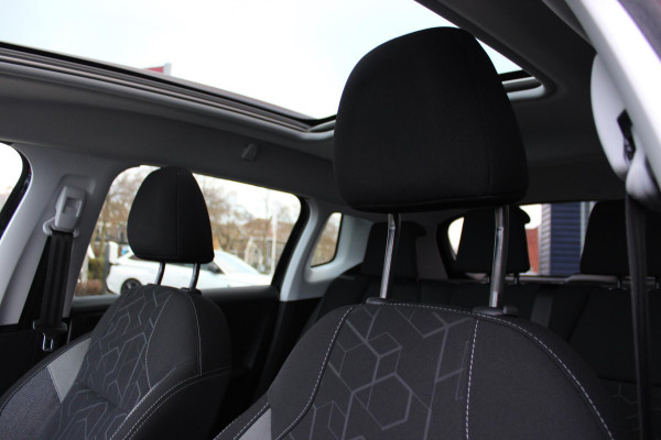 Peugeot 2008 1.2 110PK AUTOMAAT BLUE LION | TREKHAAK | NAVIGATIE | APPLE CARPLAY/ANDROID AUTO | DAB+ | ACHTERUITRIJ CAMERA | PANORAMA DAK | CRUISE | AIRCO |