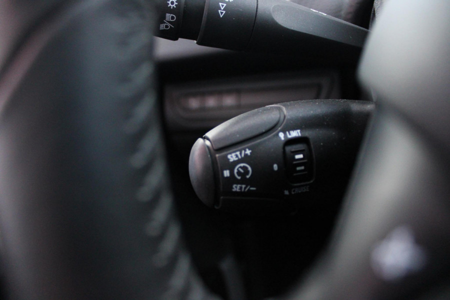 Peugeot 2008 1.2 110PK AUTOMAAT BLUE LION | TREKHAAK | NAVIGATIE | APPLE CARPLAY/ANDROID AUTO | DAB+ | ACHTERUITRIJ CAMERA | PANORAMA DAK | CRUISE | AIRCO |