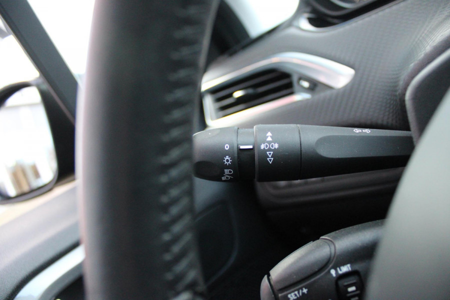 Peugeot 2008 1.2 110PK AUTOMAAT BLUE LION | TREKHAAK | NAVIGATIE | APPLE CARPLAY/ANDROID AUTO | DAB+ | ACHTERUITRIJ CAMERA | PANORAMA DAK | CRUISE | AIRCO |